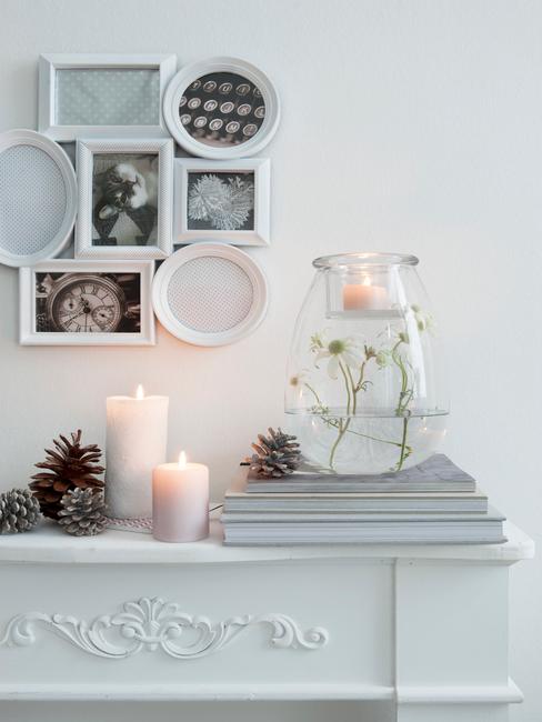 Zona de recibidor con cómoda blanca con velas y cuadros blancos