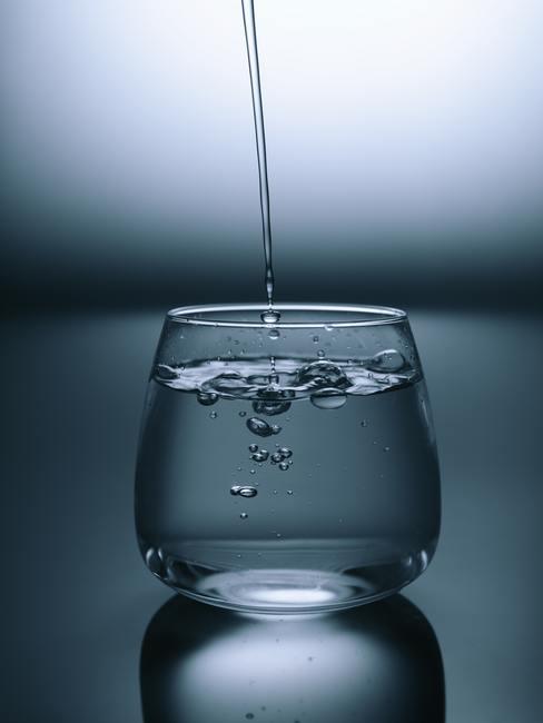 consejos-ahorrar-agua-banner Vaso de agua llenándose