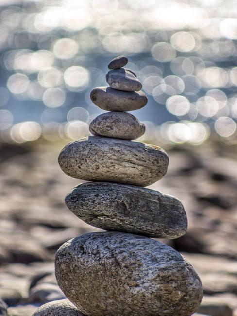 mindfulness-banner Montoncito de piedras de diferente tamaño, una encima de la otra