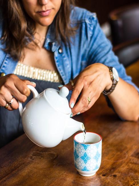 remedio-casero-mareo-banner Chica sirviéndose una taza de te