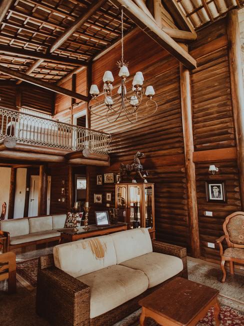 casa-montana-banner Interior de chalet con madera y decoración rústica