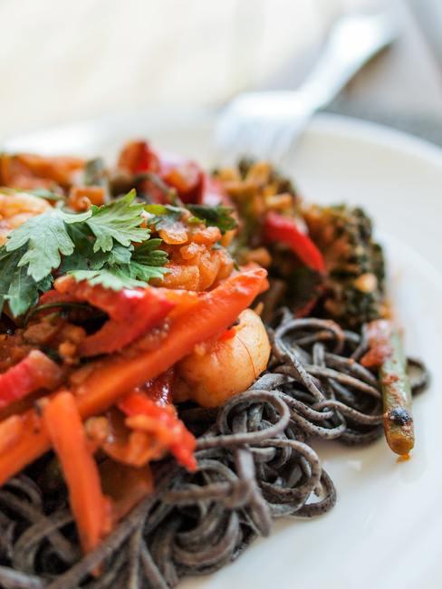 recetas-sin-gluten-banner Plato de fideos asiáticos con zanahoras, y cilantro