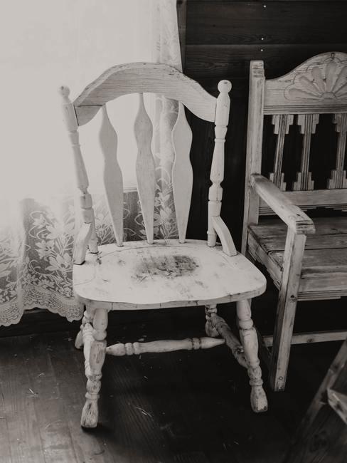 restaurar-muebles-antiguos-banner Foto en blanco y negro de sillas antiguas algo destartaladas