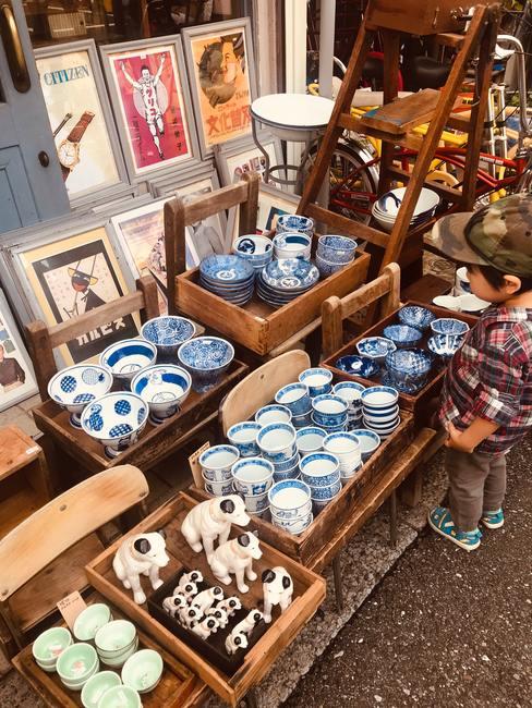 vender-muebles-usados-banner Rastrillo con vajilla de porcelana china blanca y azul