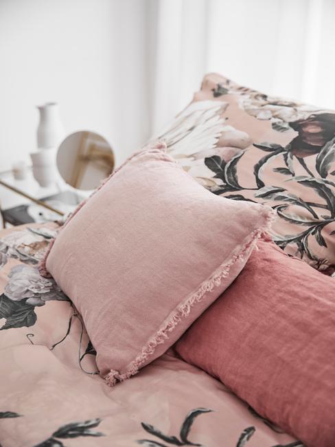 rose-poudre Coussins rosefoncé et rose poudre sur un lit rose