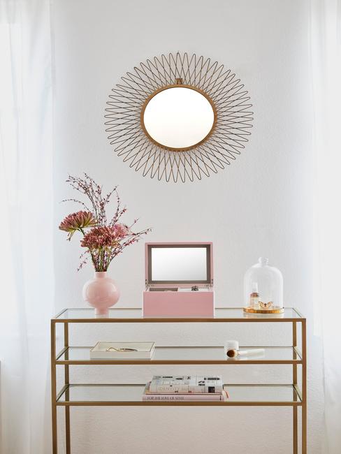 decorazioni primaverili consolle con decorazioni floreali, vasi rosa e specchio rotondo