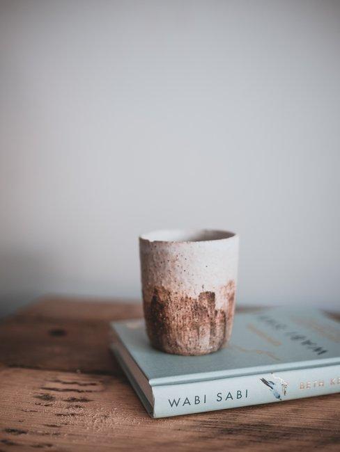 Wabi sabi tavolo in legno con libro wabi sabi e tazza di ceramica fatta a mano