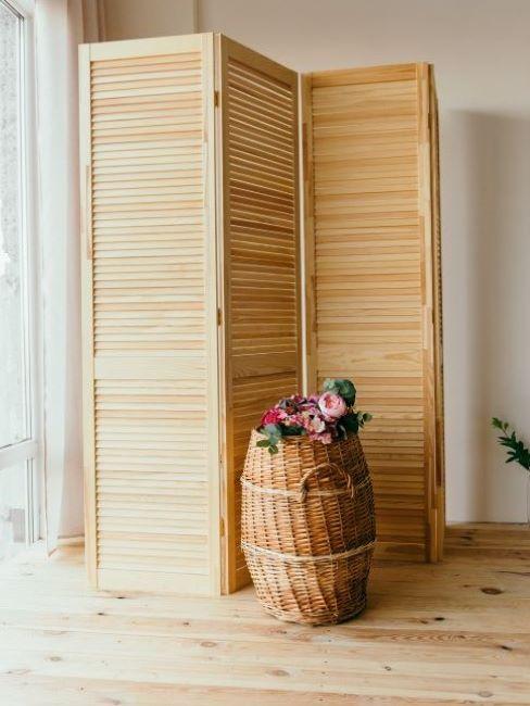 separè in legno e vaso di fiori