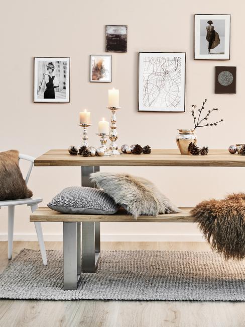 sala da pranzo moderna tavolo da pranzo in legno con panche e cuscini decorativi grigi