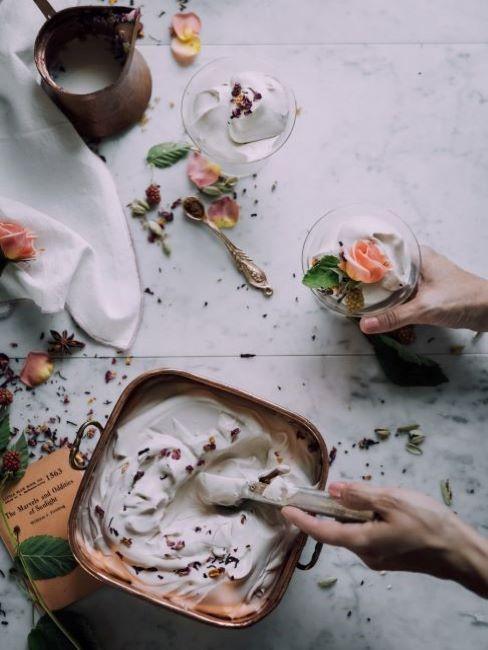 maschera viso fai da te mano di donna che mescola ingredienti naturali per maschera viso