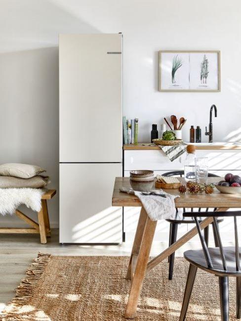 miglior frigorifero frigorifero bianco in cucina stile rustico con tavolo in legno