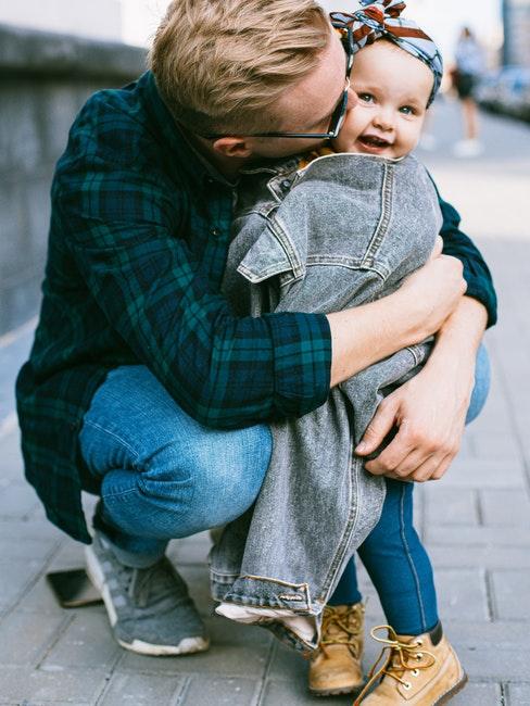regalo festa del papà papà giovane che abbraccia figlia piccola