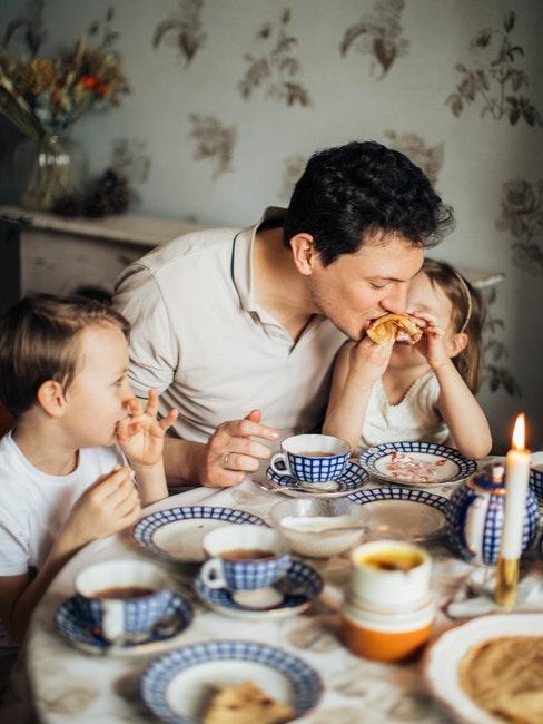 menu bambini famiglia a tavola che mangia insieme