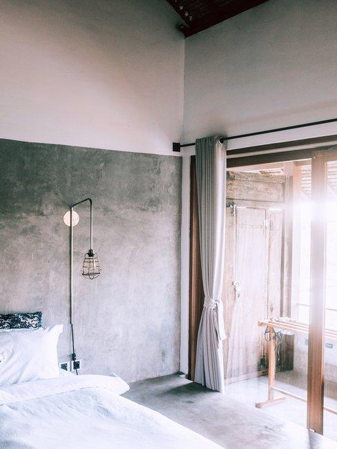 Grijse Slaapkamer Grijse Slaapkamer met bed en ramen