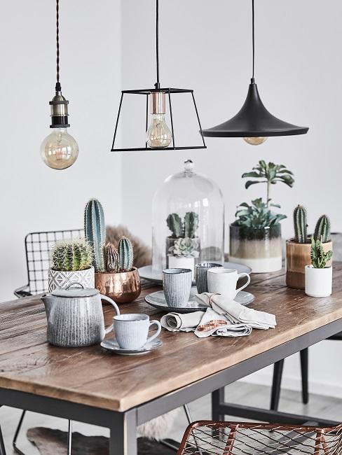 Industrieel stijl Tafel met industriële lampen, hippe plantenbakken en hout tafelblad.