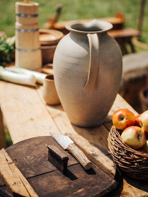 Buitenkeuken Vaas op houten tafel buiten