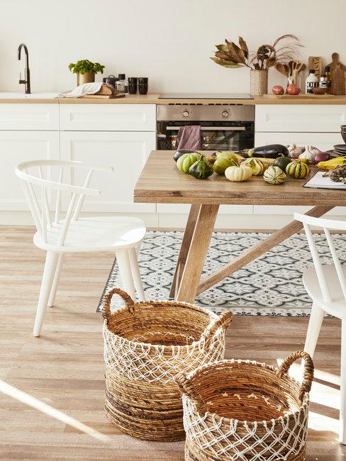 Witte keuken met houten tafel in landelijke stijl