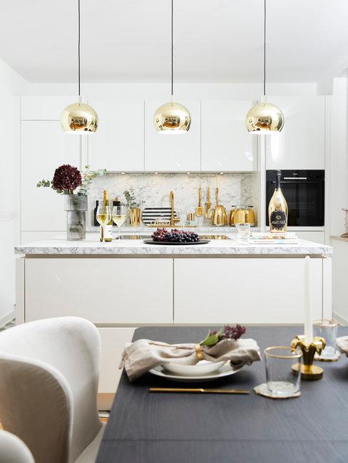 Woonkeuken-marmer Witte keuken met houten tafel en gouden lampen boven kookeiland