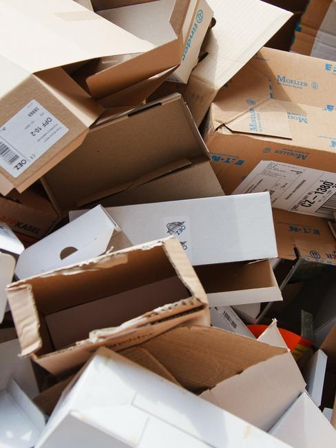 Jak segregować śmieci Stos kartonów - jak segregować papier