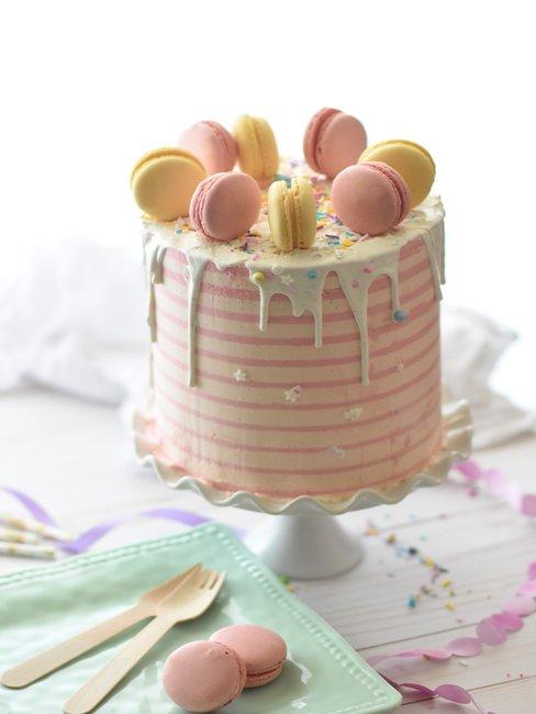 Pierwsze urodziny Pastelowy tort stojący na patarze