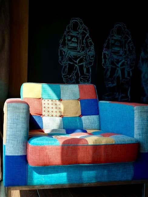 Fotel w pomieszczniu, którego obicie było wykonywane metodą patchwork