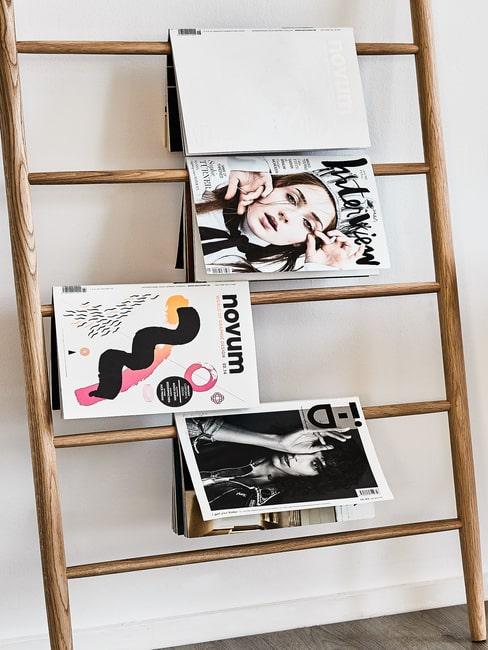 Magazyny powieszone na ozdobnej drabinie