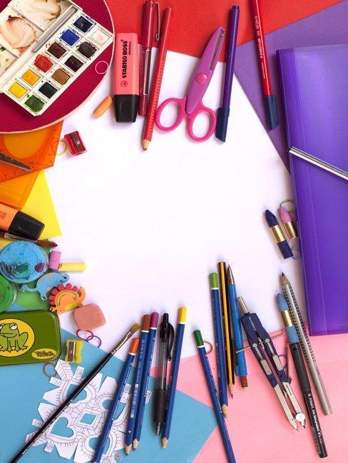 DIY dla dzieci Kartka papieru wokół której są rozłożone akcesoria papiernicze