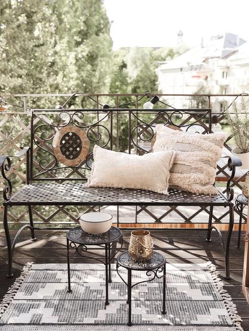 Balkon z metalowymi meblami w paryskim stylu