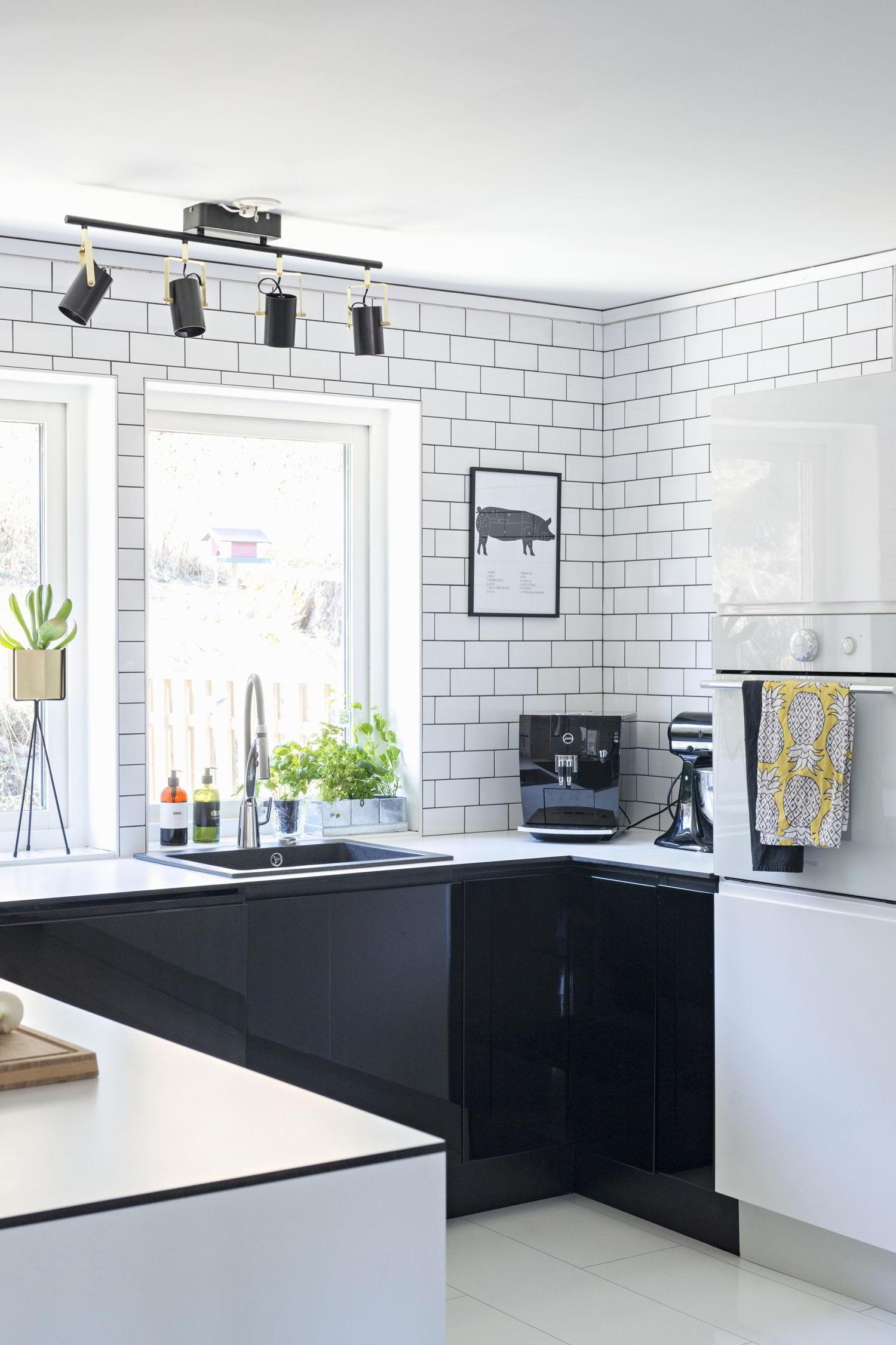 Dalani, Banco Nero, Cucina con Piastrelle Bianche e Mobili Neri Dalani, Banco Nero, Moda, Casa, Design, Trend, Idee, Decorazioni, Colori