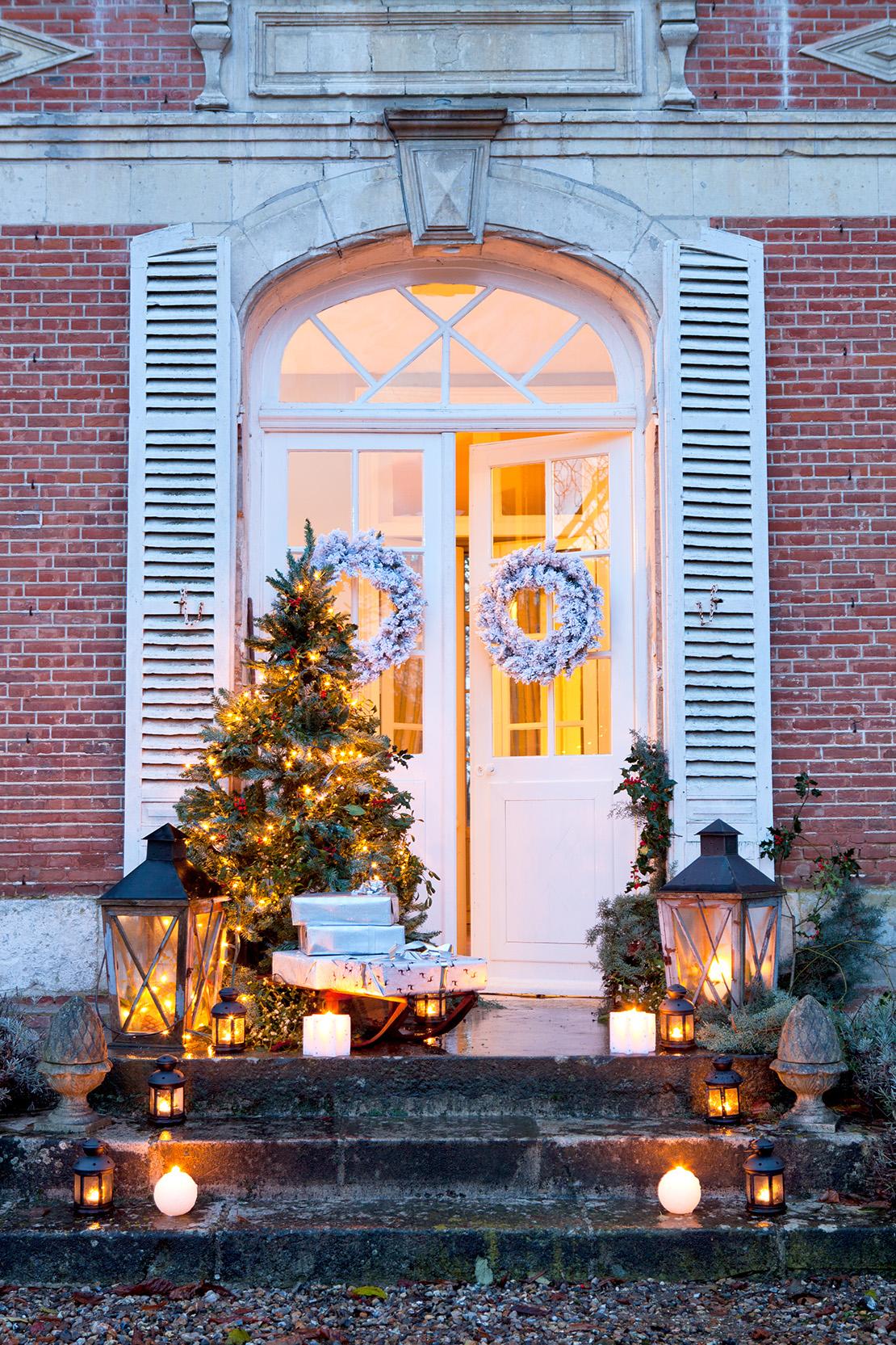 weihnachtsdeko-hauseingang-mit-lichtern