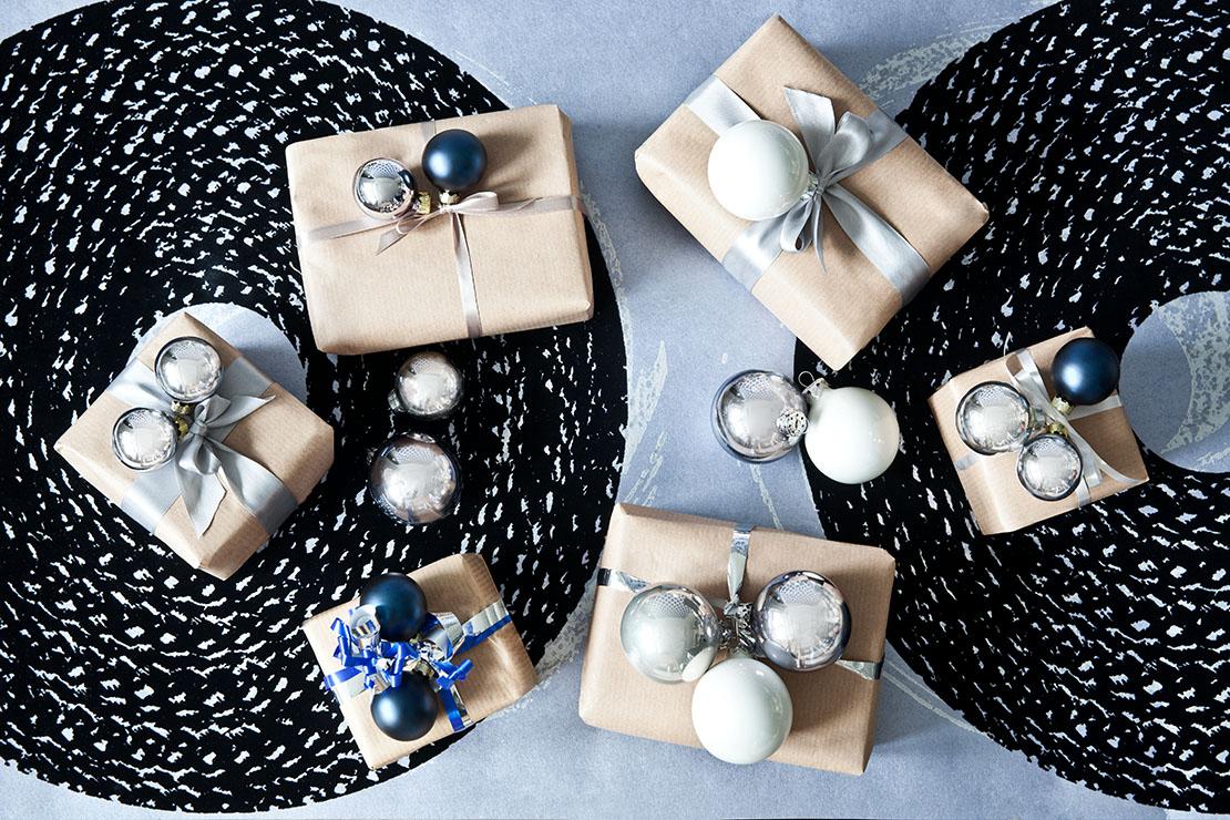 weihnachten-geschenke-mit-kugeln