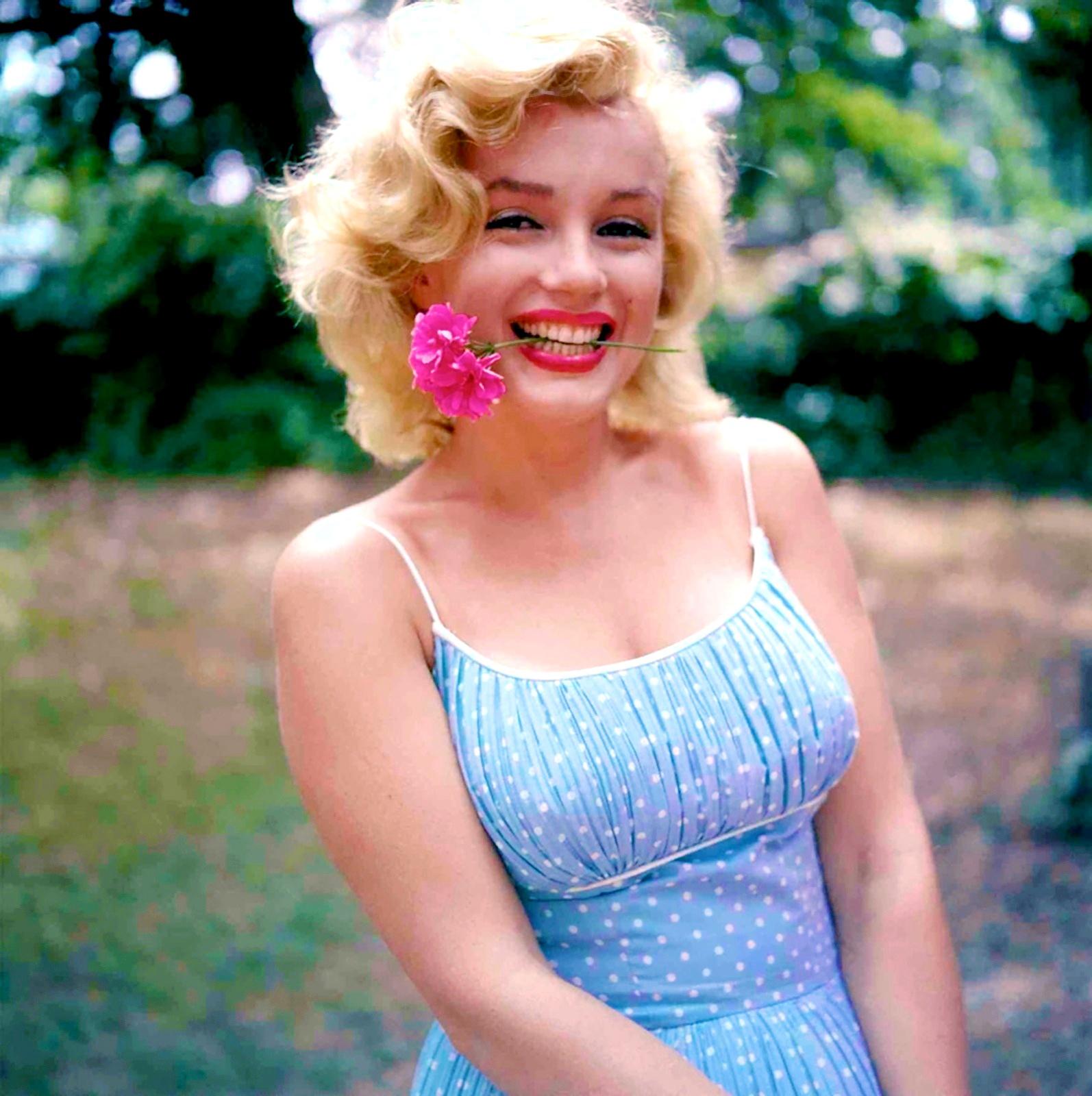 Dalani, Marilyn Monroe, Anni '50, In Posa Con Un Fiore e Look Naturale Dalani, Marilyn Monroe, Arte, Cinema, Hollywood