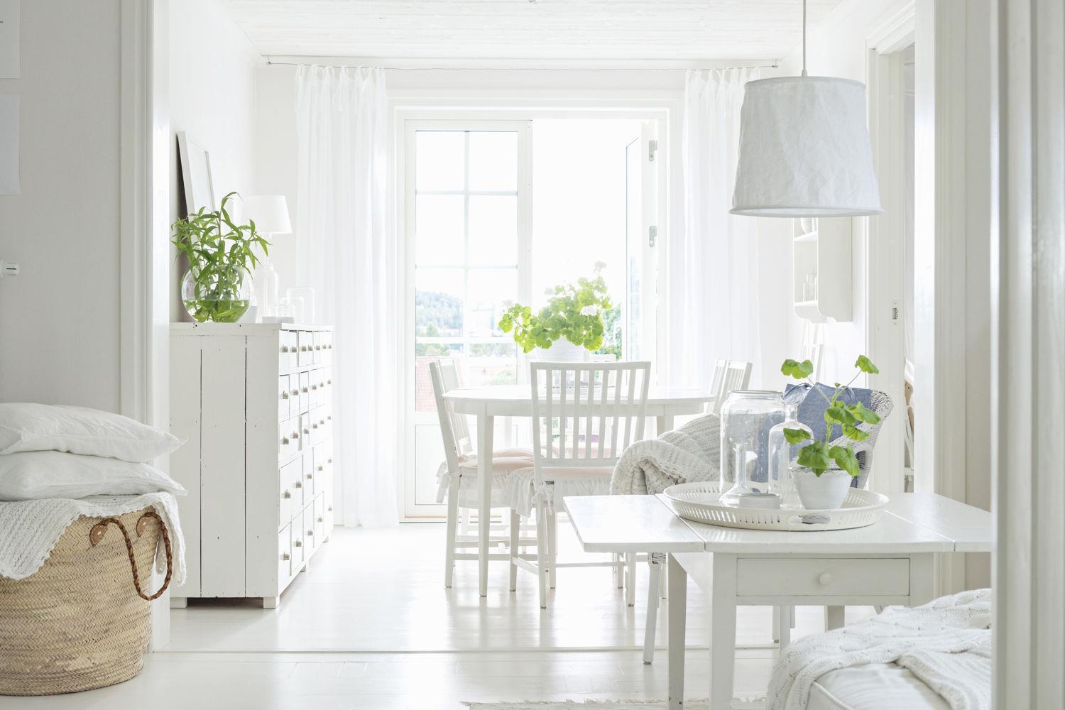 Dalani, Ingresso, Rinnovare in Stile Shabby Tavolo Sedie Comò e Lampada Bianchi Cesta in Vimini Dalani, Ingresso, Idee, Ispirazioni, Natura, Casa, Country