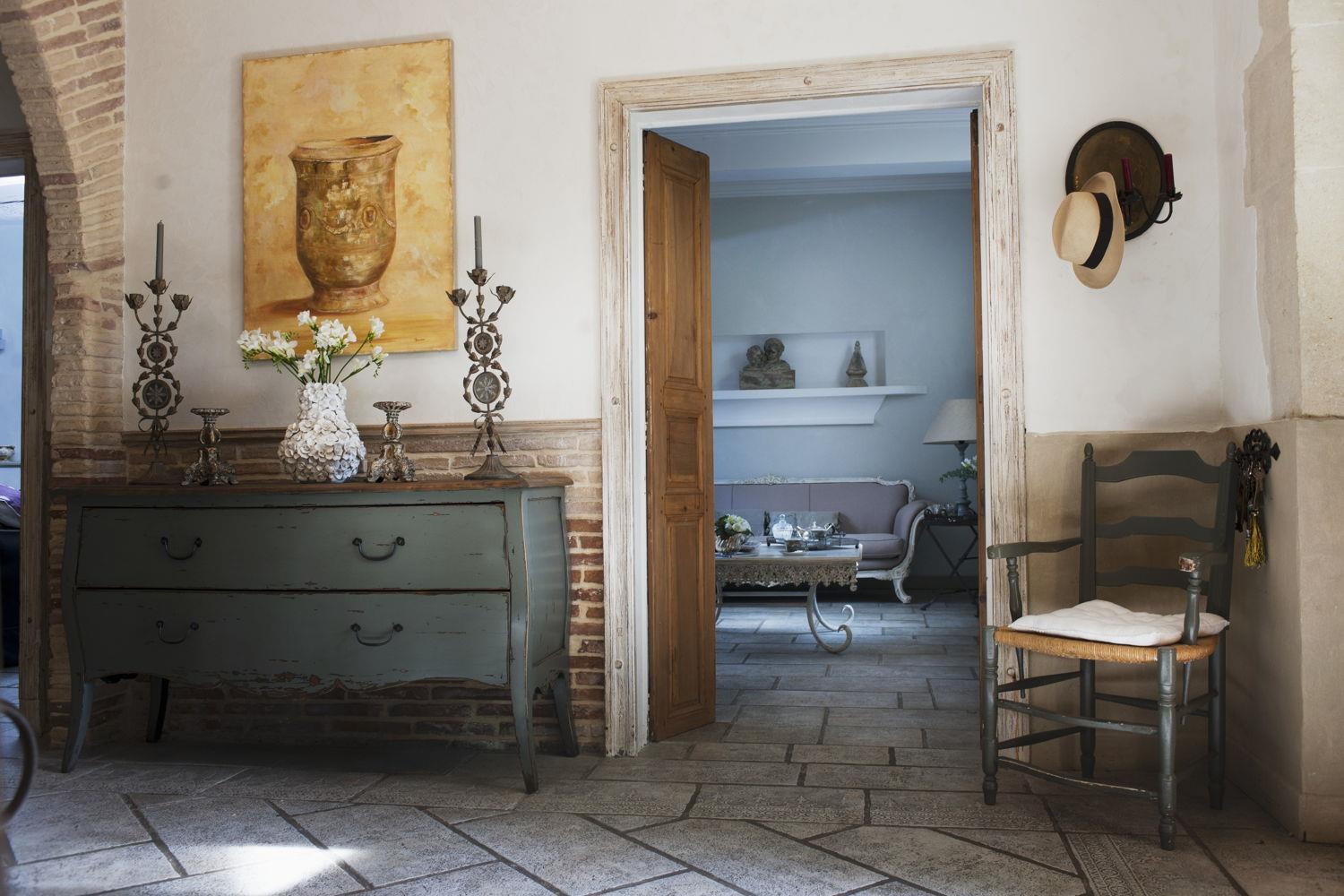 Dalani, Ingresso, Rinnovare in Stile Country Cassettiera Classica in Legno Scuro Candelieri Cappello di Paglia Sedia Dalani, Ingresso, Idee, Ispirazioni, Natura, Casa, Country