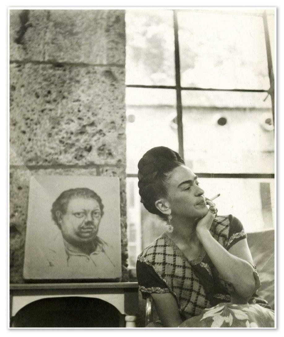 Dalani, Frida Kahlo in posa con l'Autoritratto di suo Marito Diego Rivera del 1931 Dalani, Frida Kahlo, Arte, Casa, Colori, Fiori, Ispirazioni, Giardino