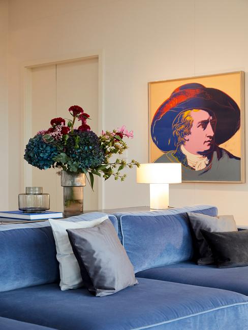 Biały salon z obrazem oraz sofą w odcieniu Classic Blue
