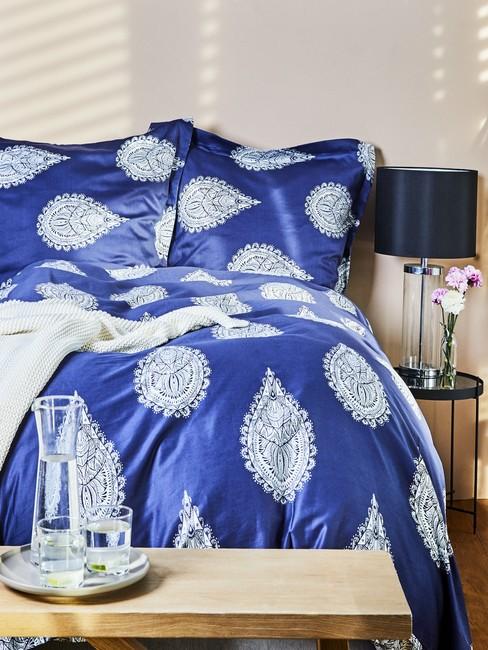 Biała sypialnia z pościelom w kolorze Classic Blue