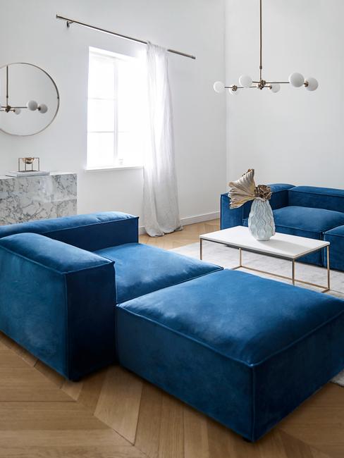 Biały salon z sofą w kolorze Classic Blue