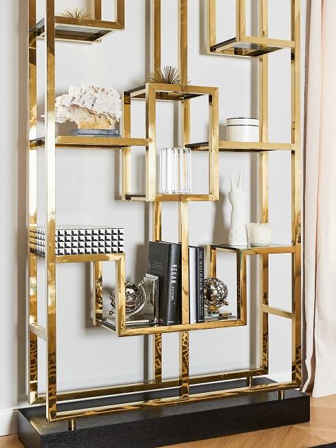 Buchstützen Goldfarbenes Regal mit schönen Buchstützen und Büchern