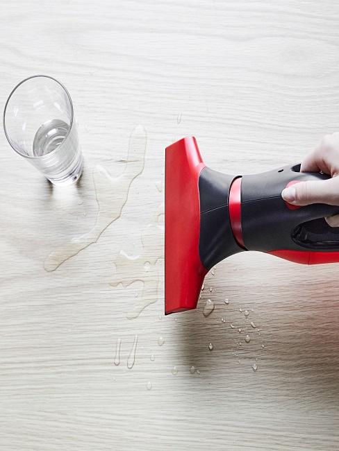 Wassersauger im Einsatz auf einem Holztisch