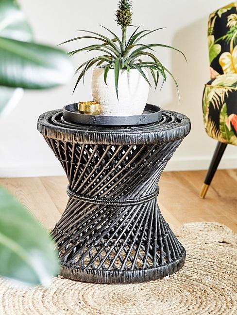 Rattan-Beistelltisch mit einem Tablett und Pflanze