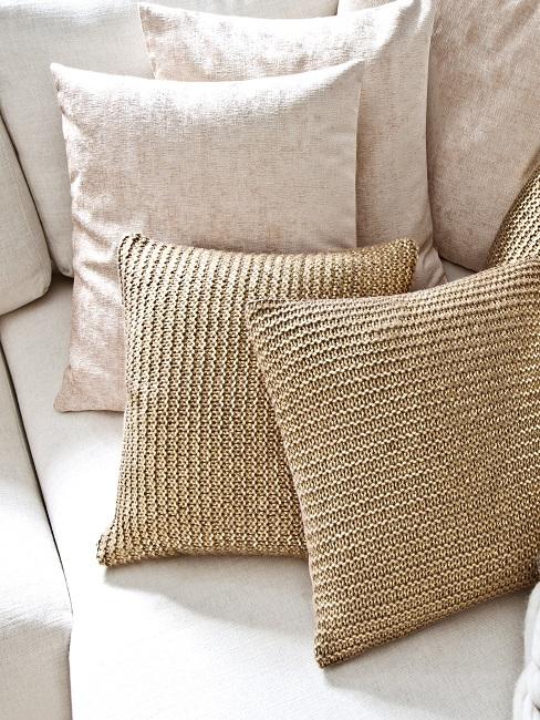 Helles Sofa mit Kissen in Beige und Gold