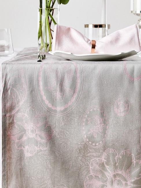 Tischdecke waschen: Weiße Tischdecke mit rosa Muster