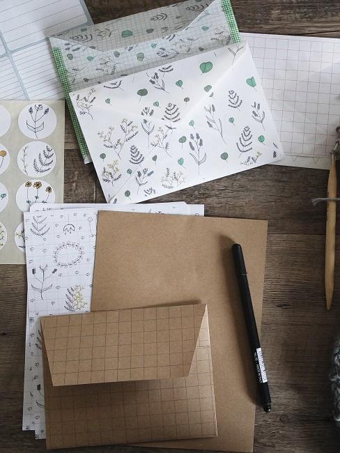 Schönes Briefpapier auf einem Holztisch mit Stiften
