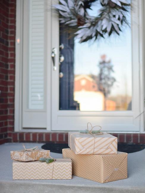 Richtfest Geschenk Fenster von außen, davor liegen auf dem Brett verpackte Geschenke