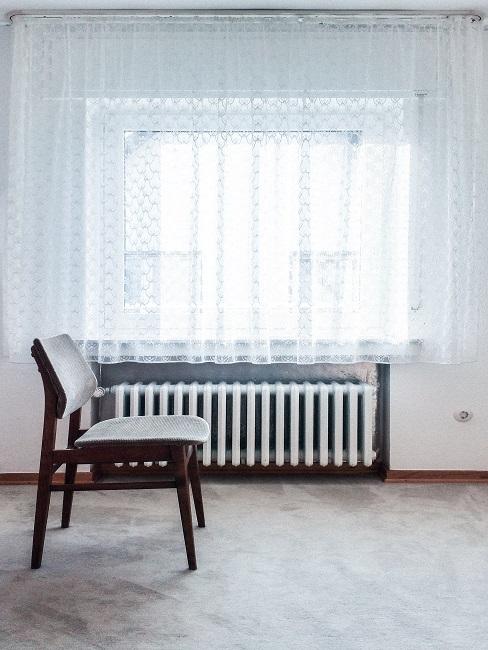 Heizungsventil tauschen Heizungsventil tauschen brauner Sessel und weiße Vorhänge