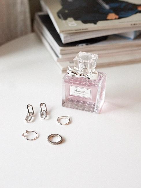 Parfum neben Silber-Schmuck