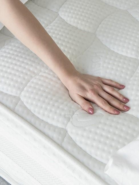 Nahaufnahme einer Hand auf Matraze