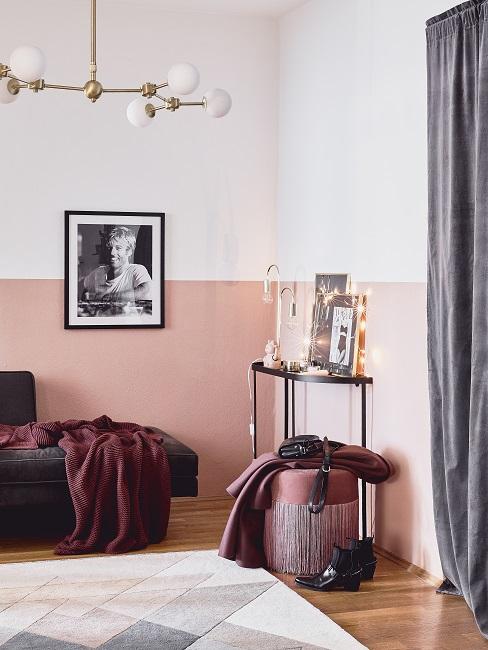 Wandfarbe Flur zur Hälfte Rosa mit Pendelleuchte, Sessel und Teppich