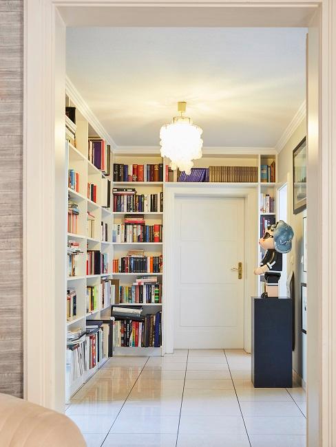 Heller Flur mit Bücherregalen